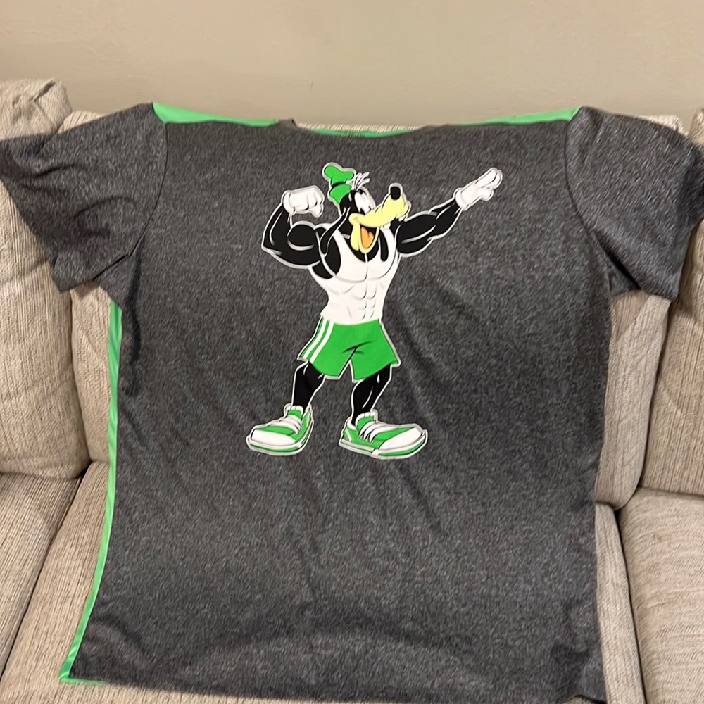 Men’s Disney goofy T-shirt size extra-large.